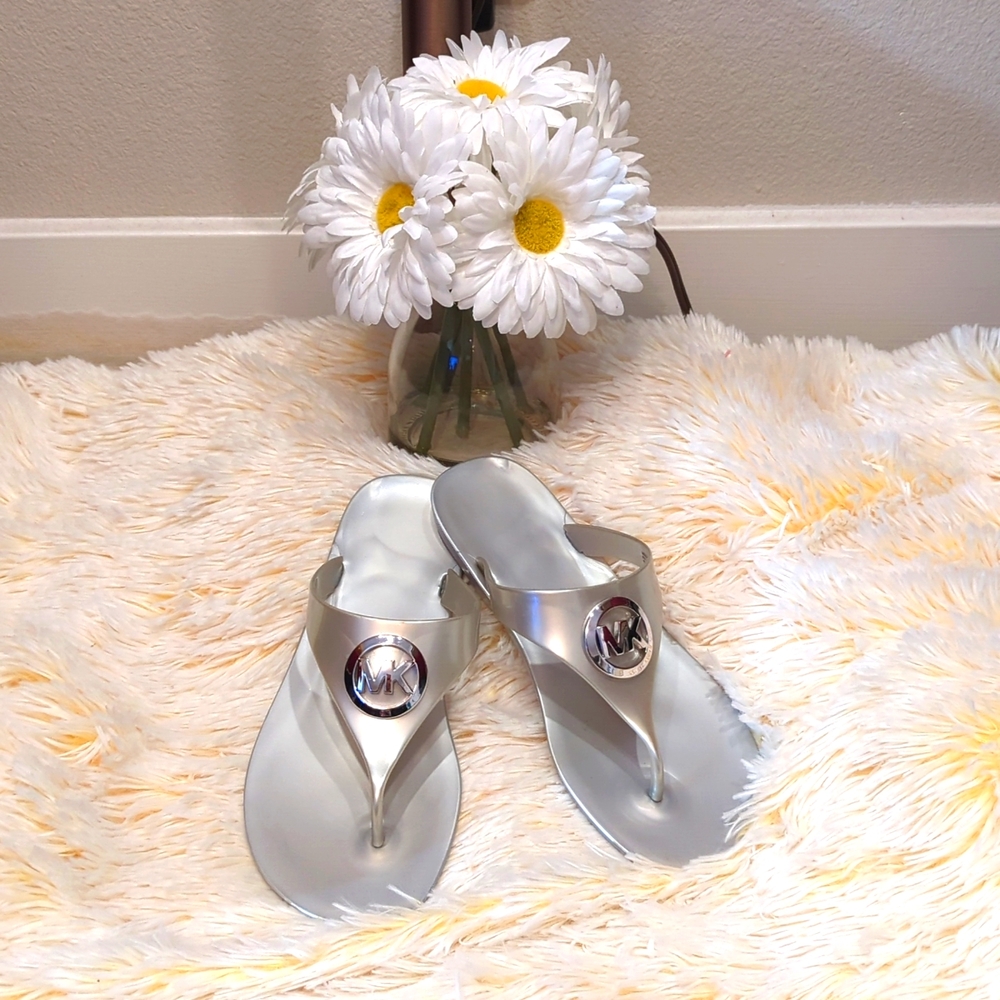 🩶🩴🩶Michael Kors Lillie Silver PVC Jelly Thong Sandals Size 8 🩶🩴🩶